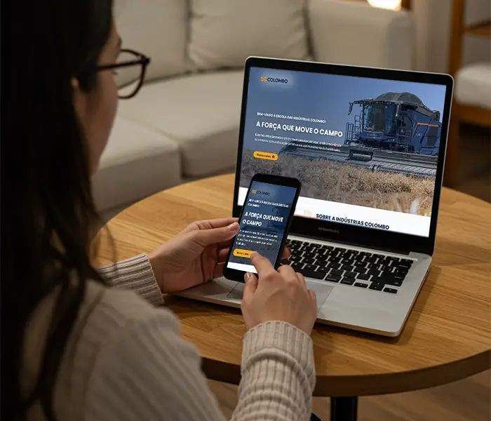 Mulher acessando site Indústrias Colombo